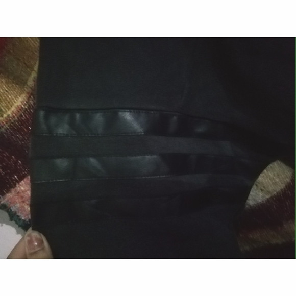 🎄🎁Adidas black sweatshirt, a bit baggy looks so classy ❤️ ❤️ UK S-UK M - Picture 3 of 5